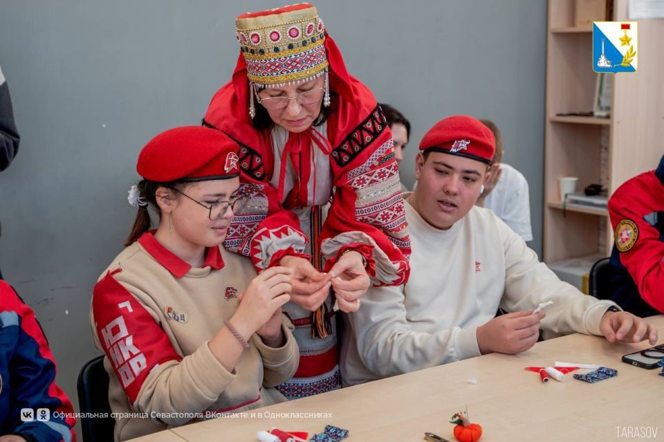 Молодёжь Севастополя присоединилась к всероссийскому открытию Года единства народов России Молодёжь Севастополя присоединилась к всероссийскому открытию Года единства народов России