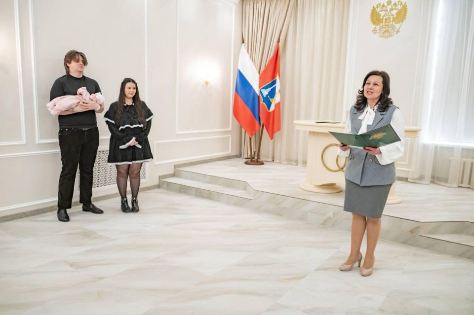 В Нахимовском ЗАГСе с начала года выдали более ста медалей новорождённым В Нахимовском ЗАГСе с начала года выдали более ста медалей новорождённым