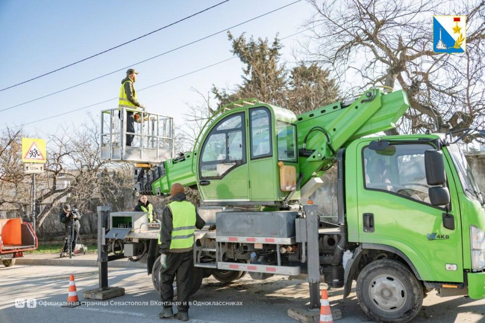 На улице 2-й Бастионной обрезают аварийные ветки и сухие деревья На улице 2-й Бастионной обрезают аварийные ветки и сухие деревья