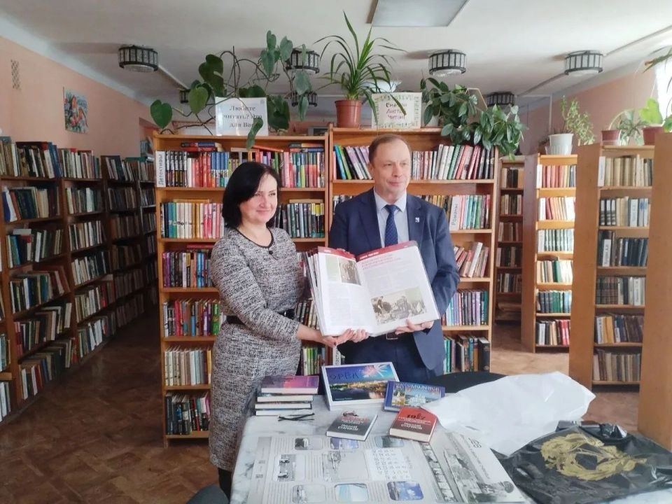 Александр Кулагин: Традиционно принял участие в десятой общероссийской акции "Дарите книги с любовью" Александр Кулагин: Традиционно принял участие в десятой общероссийской акции "Дарите книги с любовью"