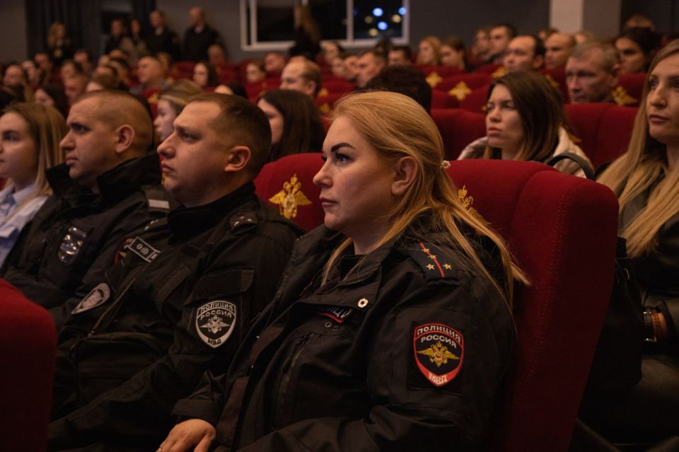 В Управлении МВД России по г.Севастополю прошло патриотическое занятие в рамках Единого дня государственного правового информирования В Управлении МВД России по г.Севастополю прошло патриотическое занятие в рамках Единого дня государственного правового информирования