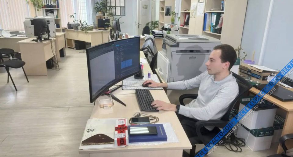 Специалисты Экологического центра Севастополя обрабатывают данные, полученные на пункте наблюдения за эндогенными процессами Специалисты Экологического центра Севастополя обрабатывают данные, полученные на пункте наблюдения за эндогенными процессами