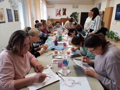 Севастопольские представители серебряного возраста создали открытки для наших защитников