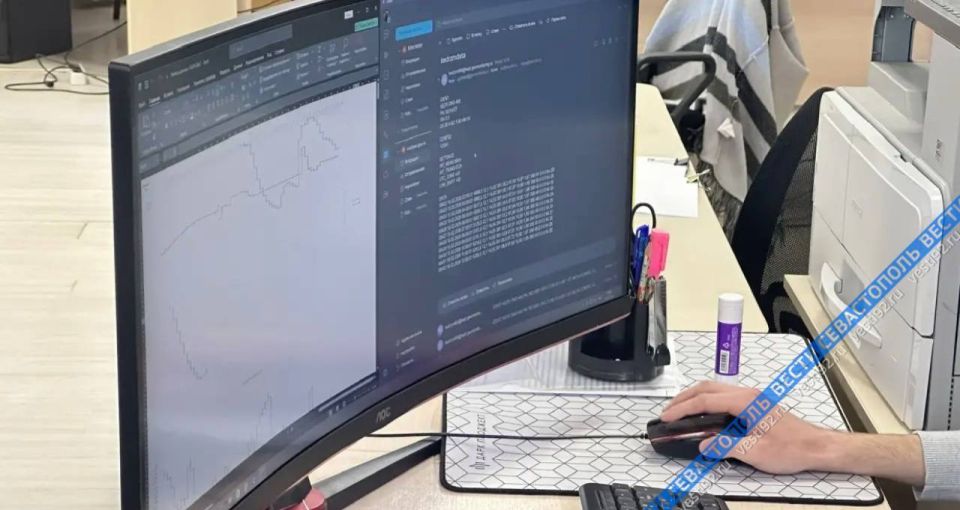 Специалисты Экологического центра Севастополя обрабатывают данные, полученные на пункте наблюдения за эндогенными процессами