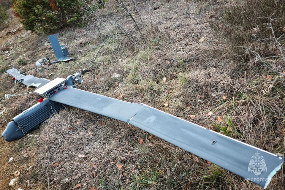 Под Севастополем спасатели уничтожили вражеский беспилотник