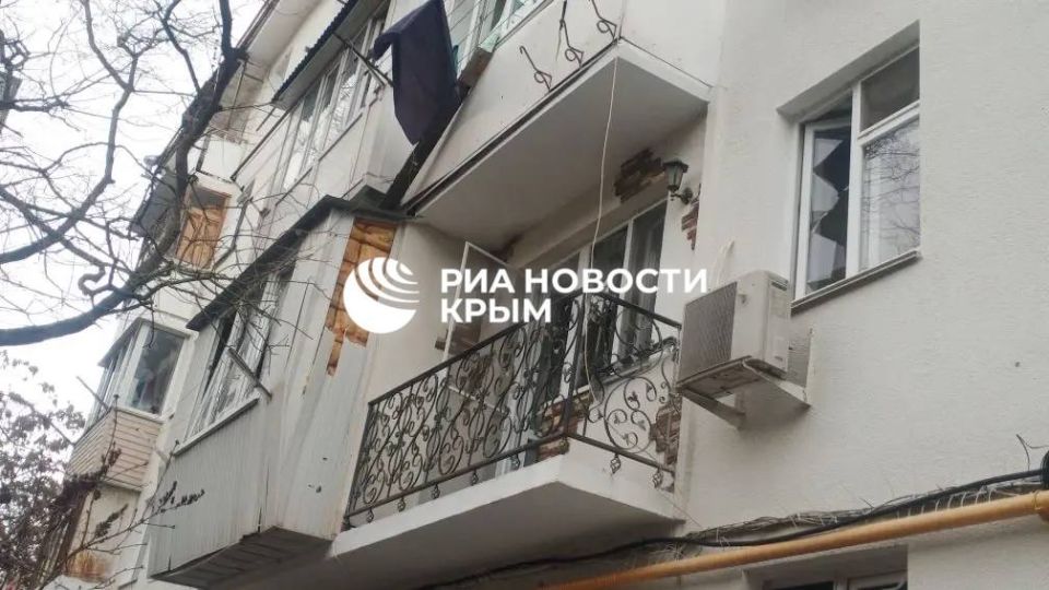 Еще кадры ликвидации последствий ночной атаки ВСУ на Севастополь Еще кадры ликвидации последствий ночной атаки ВСУ на Севастополь