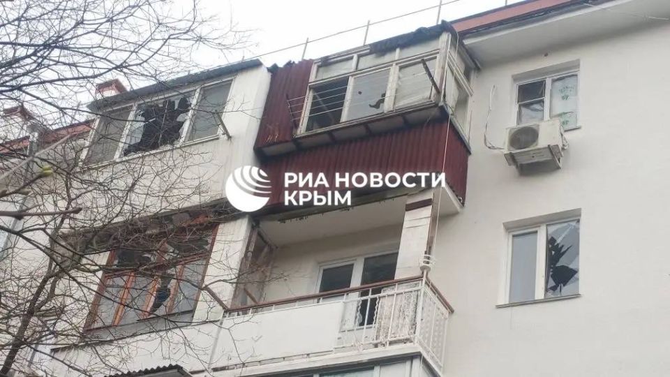 Еще кадры ликвидации последствий ночной атаки ВСУ на Севастополь Еще кадры ликвидации последствий ночной атаки ВСУ на Севастополь