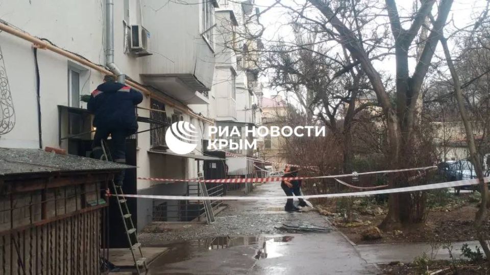 Еще кадры ликвидации последствий ночной атаки ВСУ на Севастополь Еще кадры ликвидации последствий ночной атаки ВСУ на Севастополь