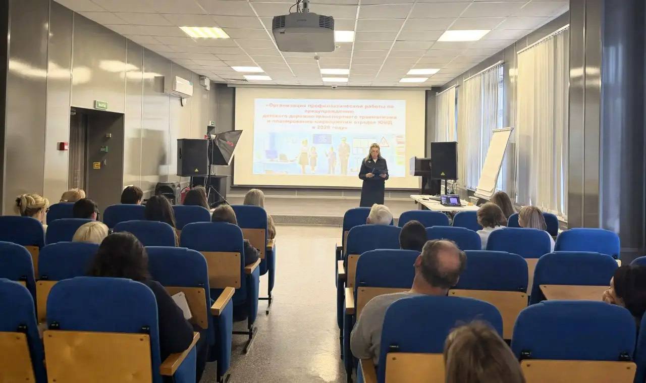 Автоинспекторы приняли участие в собрании для педагогов образовательных учреждений Севастополя Автоинспекторы приняли участие в собрании для педагогов образовательных учреждений Севастополя