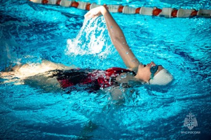 Вплавь – к победе. Сотрудники МЧС России по Севастополю состязались в соревнованиях по плаванию