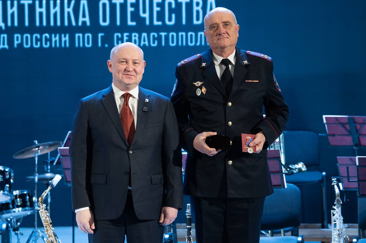 Михаил Развожаев: В преддверии Дня защитника Отечества и Дня народной воли поздравил сотрудников Управления МВД России по городу Севастополю, вручил им почётные грамоты и благодарности Михаил Развожаев: В преддверии Дня защитника Отечества и Дня народной воли поздравил сотрудников Управления МВД России по городу Севастополю, вручил им почётные грамоты и благодарности