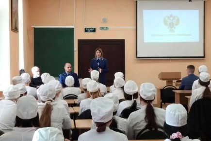 Прокуратура города Севастополя организовала круглый стол-диспут для учащихся колледжа, посвященный профилактике экстремизма, терроризма, идей неонацизма среди молодежи, а также дропперства