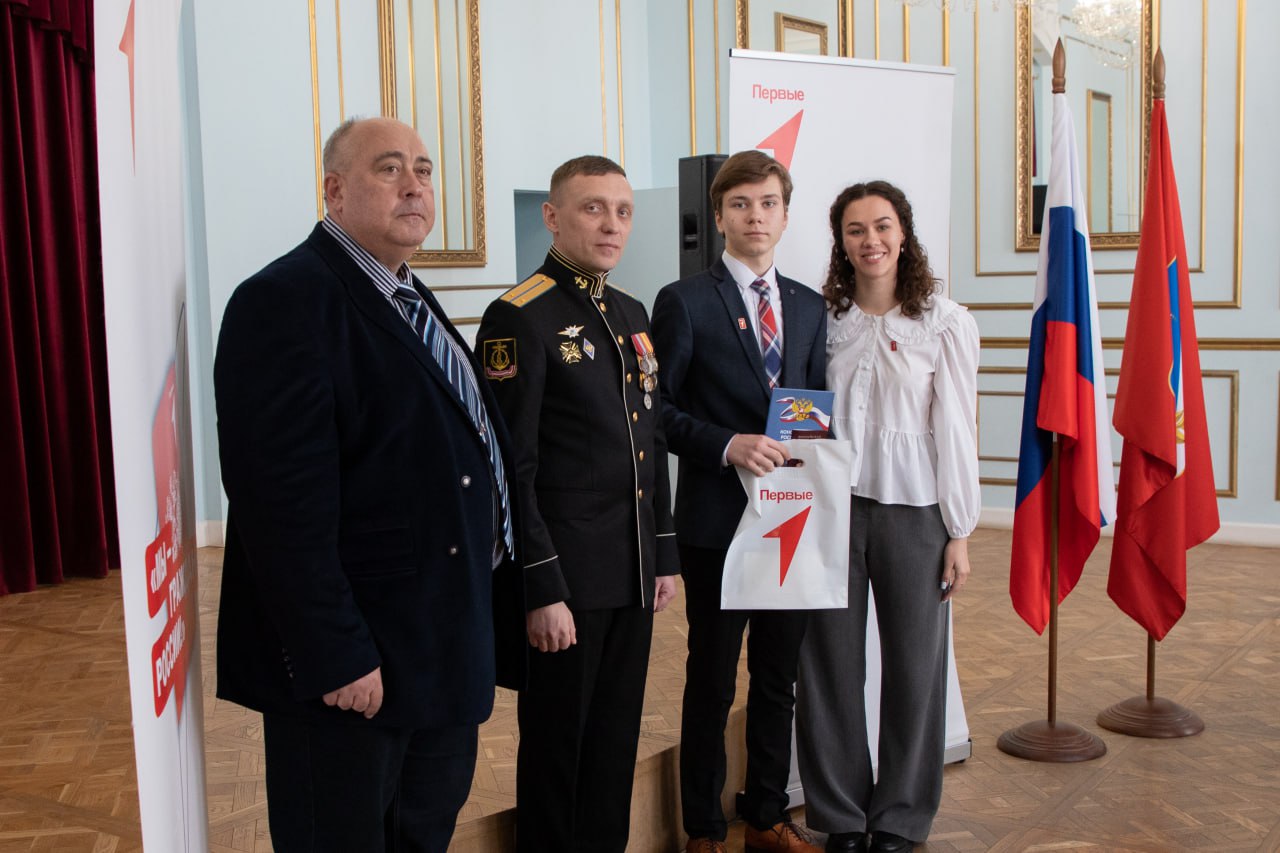 Председатель Общественного совета при УМВД России по г.Севастополю принял участие в церемонии вручения первых паспортов граждан Российской Федерации Председатель Общественного совета при УМВД России по г.Севастополю принял участие в церемонии вручения первых паспортов граждан Российской Федерации