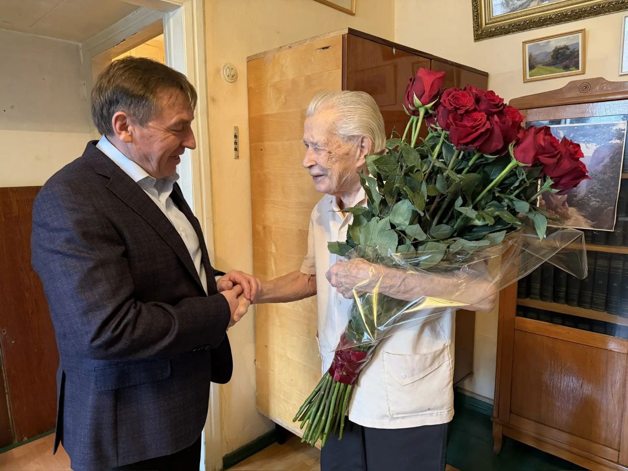 Юрий Гоцанюк: В преддверии Дня защитника Отечества — огромная честь лично поздравить ветерана Великой Отечественной войны Георгия Николаевича Рубиновского с праздником Юрий Гоцанюк: В преддверии Дня защитника Отечества — огромная честь лично поздравить ветерана Великой Отечественной войны Георгия Николаевича Рубиновского с праздником