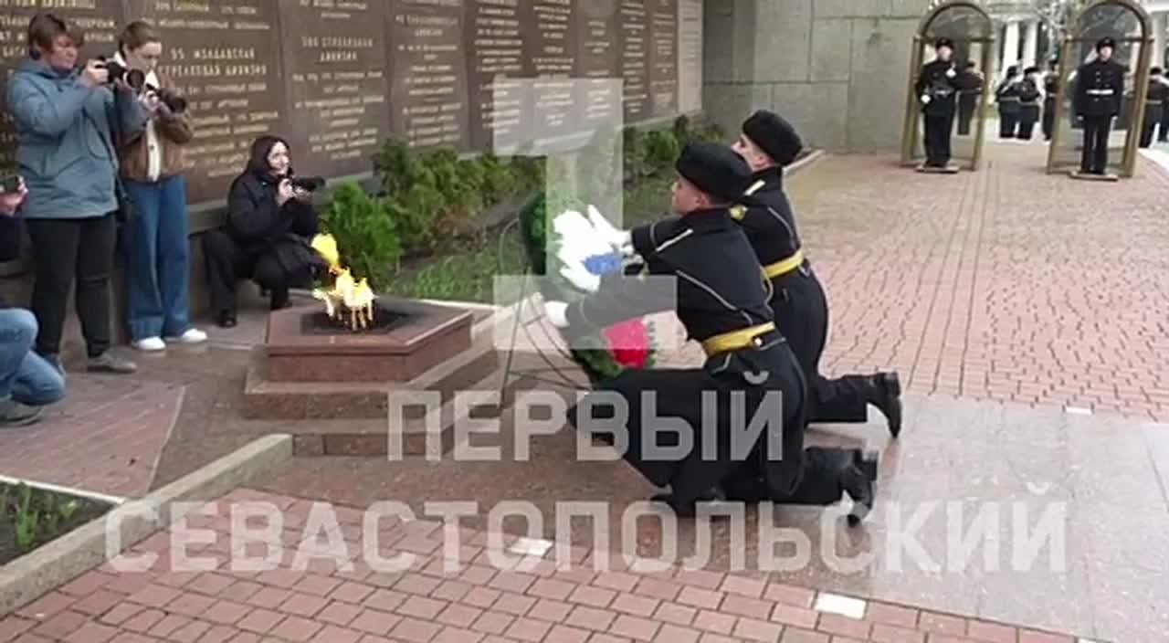 К вечному огню мемориала Героической обороны Севастополя возложили цветы