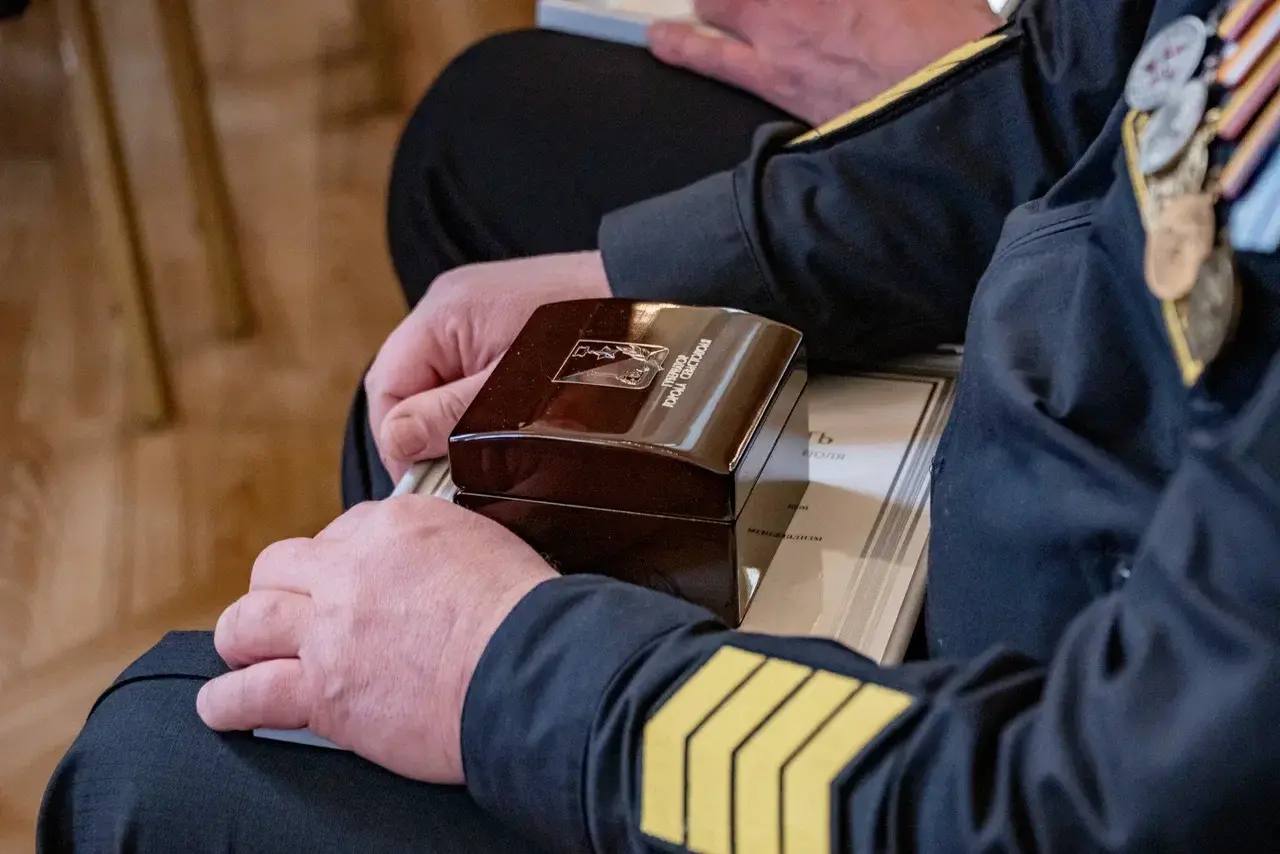 Михаил Развожаев: Вручил награды нашим военнослужащим — медали «За отвагу на пожаре» и «За спасение погибавших» сотрудникам севастопольского главка МЧС, почётные грамоты, благодарности и благодарственные письма — служащим... Михаил Развожаев: Вручил награды нашим военнослужащим — медали «За отвагу на пожаре» и «За спасение погибавших» сотрудникам севастопольского главка МЧС, почётные грамоты, благодарности и благодарственные письма — служащим...