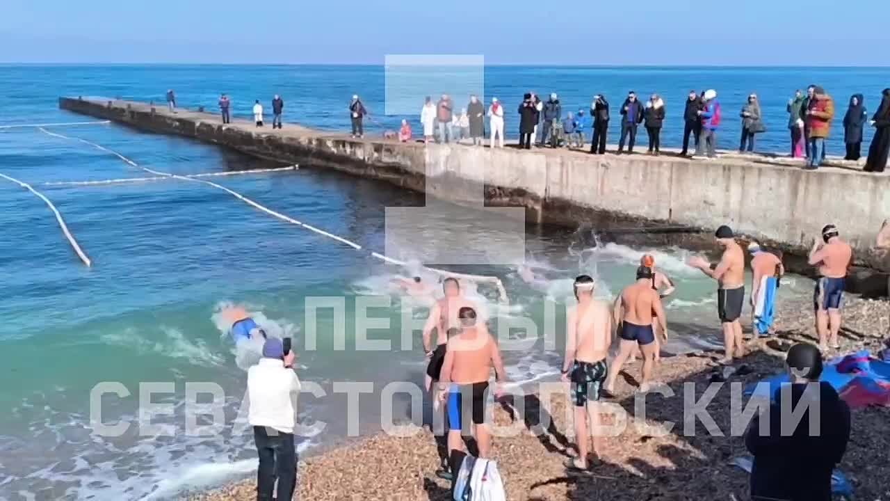 Соревнования по зимнему плаванию проходят на набережной парка Победы