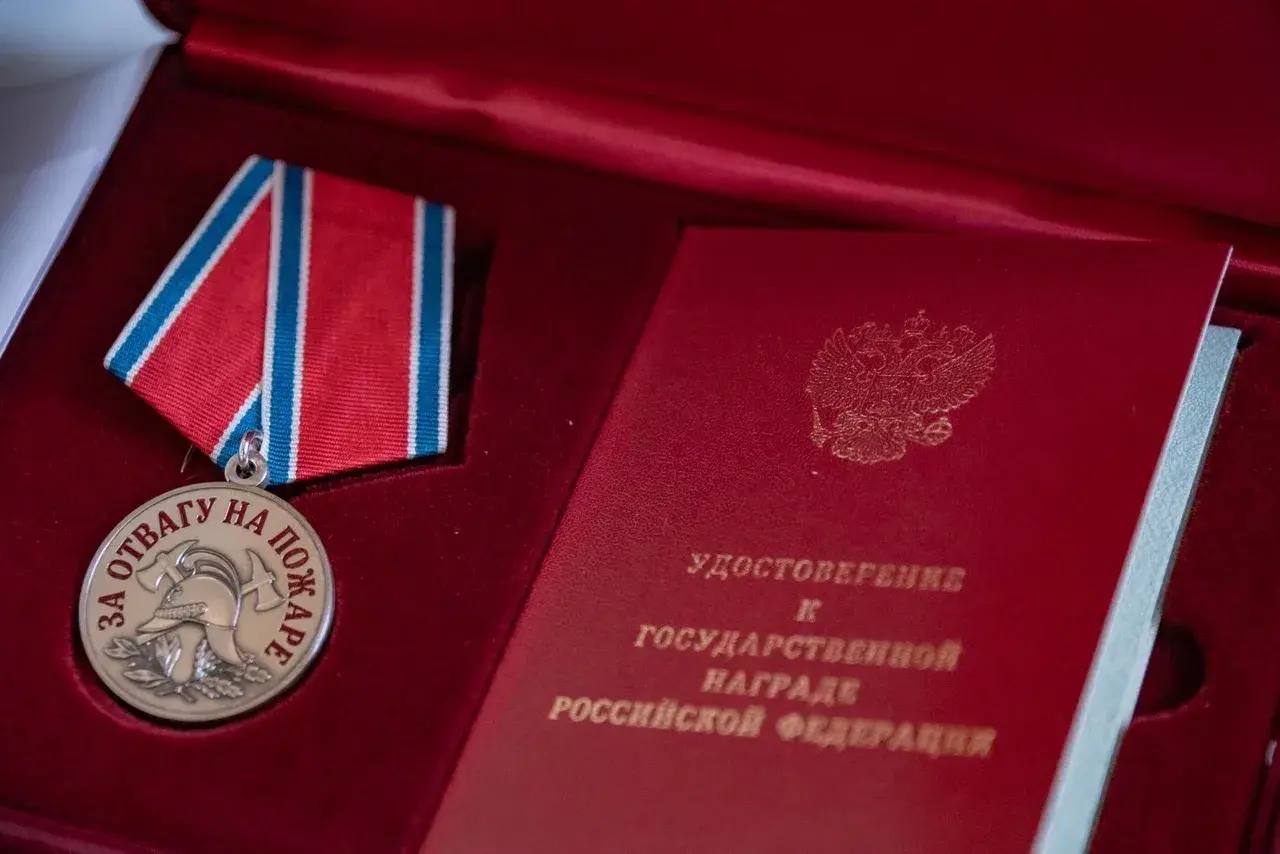 Михаил Развожаев: Вручил награды нашим военнослужащим — медали «За отвагу на пожаре» и «За спасение погибавших» сотрудникам севастопольского главка МЧС, почётные грамоты, благодарности и благодарственные письма — служащим... Михаил Развожаев: Вручил награды нашим военнослужащим — медали «За отвагу на пожаре» и «За спасение погибавших» сотрудникам севастопольского главка МЧС, почётные грамоты, благодарности и благодарственные письма — служащим...