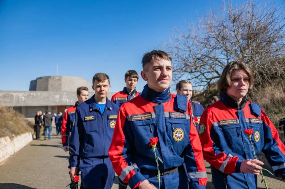 Михаил Развожаев: Сегодня с удовольствием участвовал в традиционной дружеской встрече, которая прошла в музейном историко-мемориальном комплексе «35-я береговая батарея» и была посвящена Дню защитника Отечества и Дню... Михаил Развожаев: Сегодня с удовольствием участвовал в традиционной дружеской встрече, которая прошла в музейном историко-мемориальном комплексе «35-я береговая батарея» и была посвящена Дню защитника Отечества и Дню...