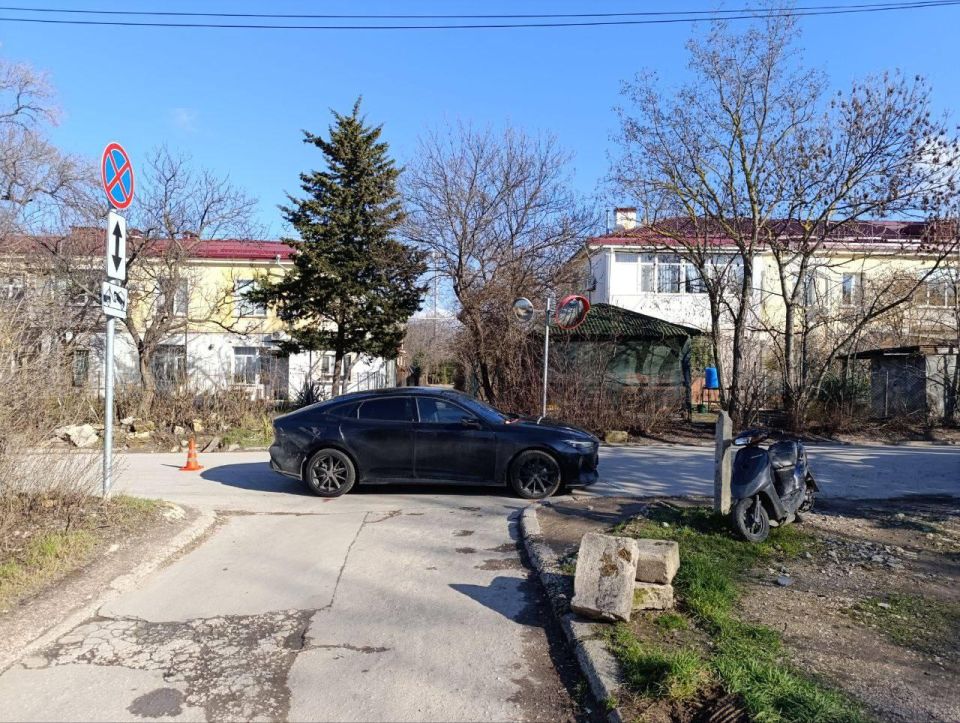 Мопедист влетел в легковушку в Севастополе и скрылся с места аварии Мопедист влетел в легковушку в Севастополе и скрылся с места аварии