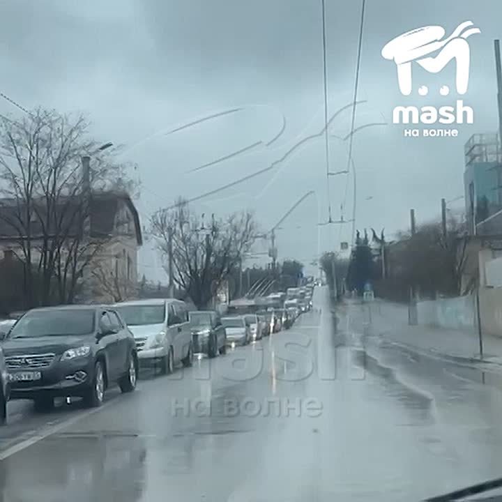 Улица Героев Севастополя стоит в пробке из-за ДТП