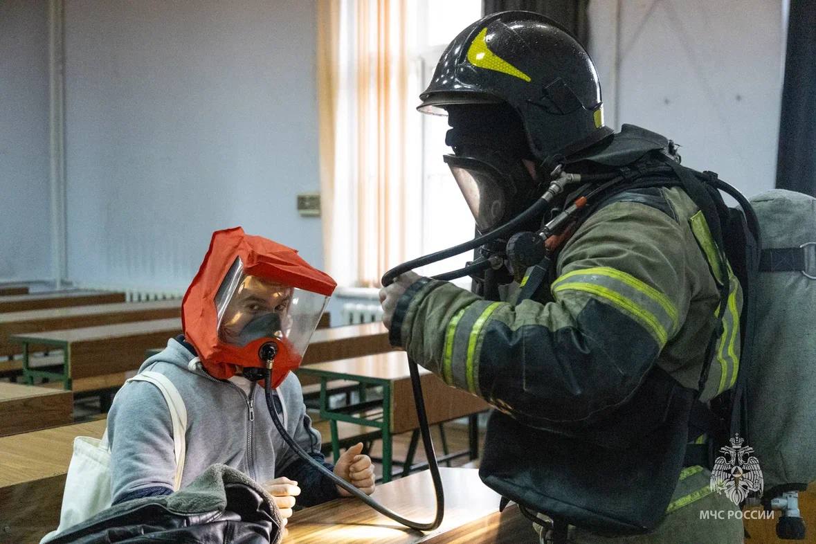 Спасли четверых студентов и преподавателя – условно, в рамках учений МЧС России в Севастополе Спасли четверых студентов и преподавателя – условно, в рамках учений МЧС России в Севастополе