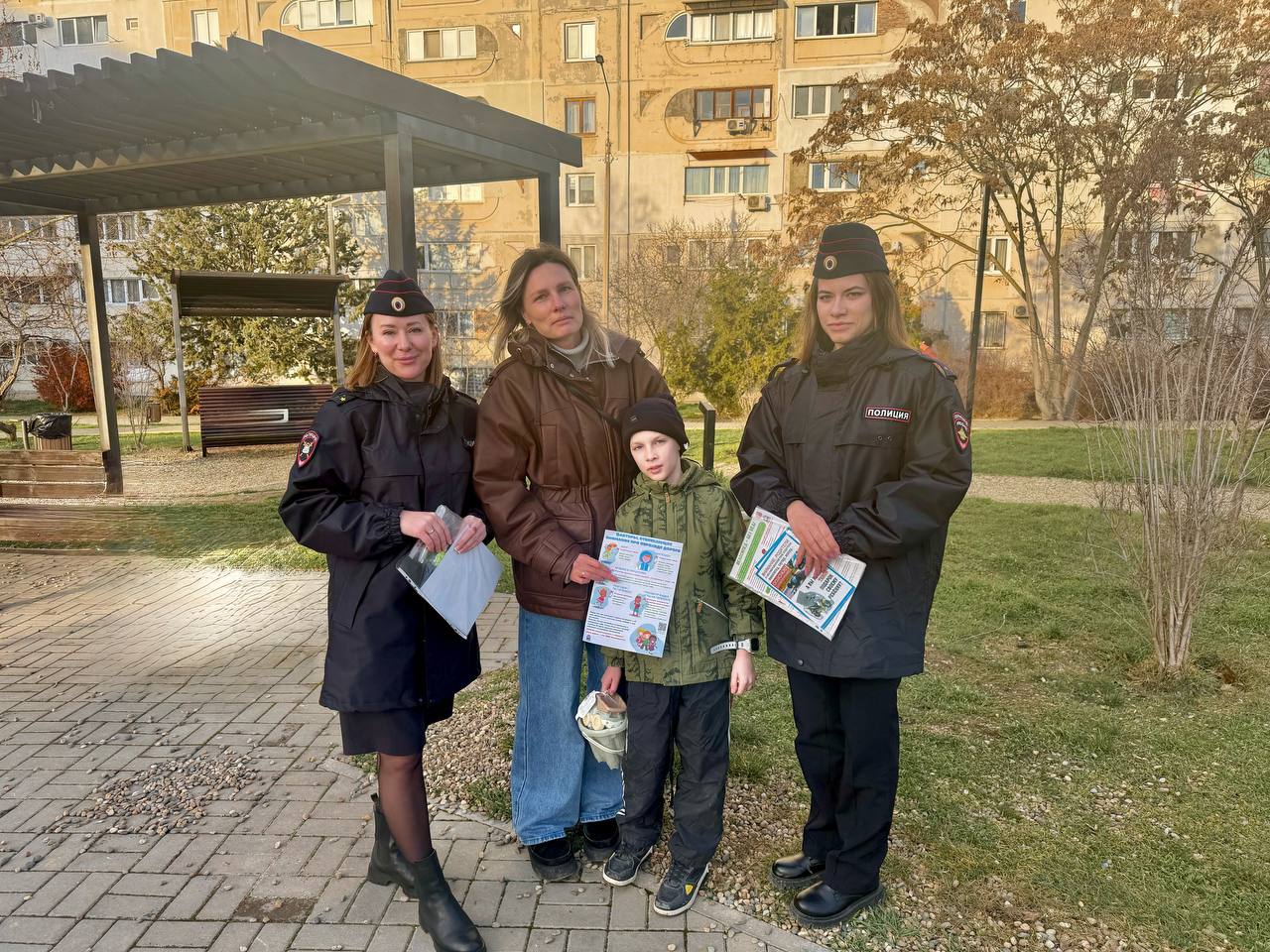 Полицейские организовали для горожан уроки безопасности в севастопольских парках Полицейские организовали для горожан уроки безопасности в севастопольских парках