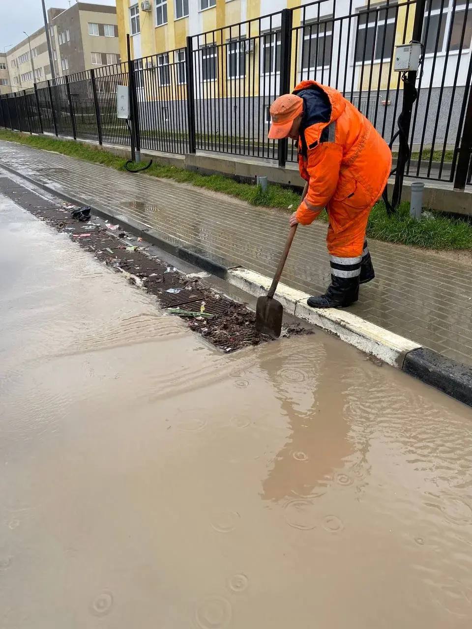 Бригады «Севавтодора» расчищают ливневую и лотки с водоприемниками от листвы и грунта Бригады «Севавтодора» расчищают ливневую и лотки с водоприемниками от листвы и грунта