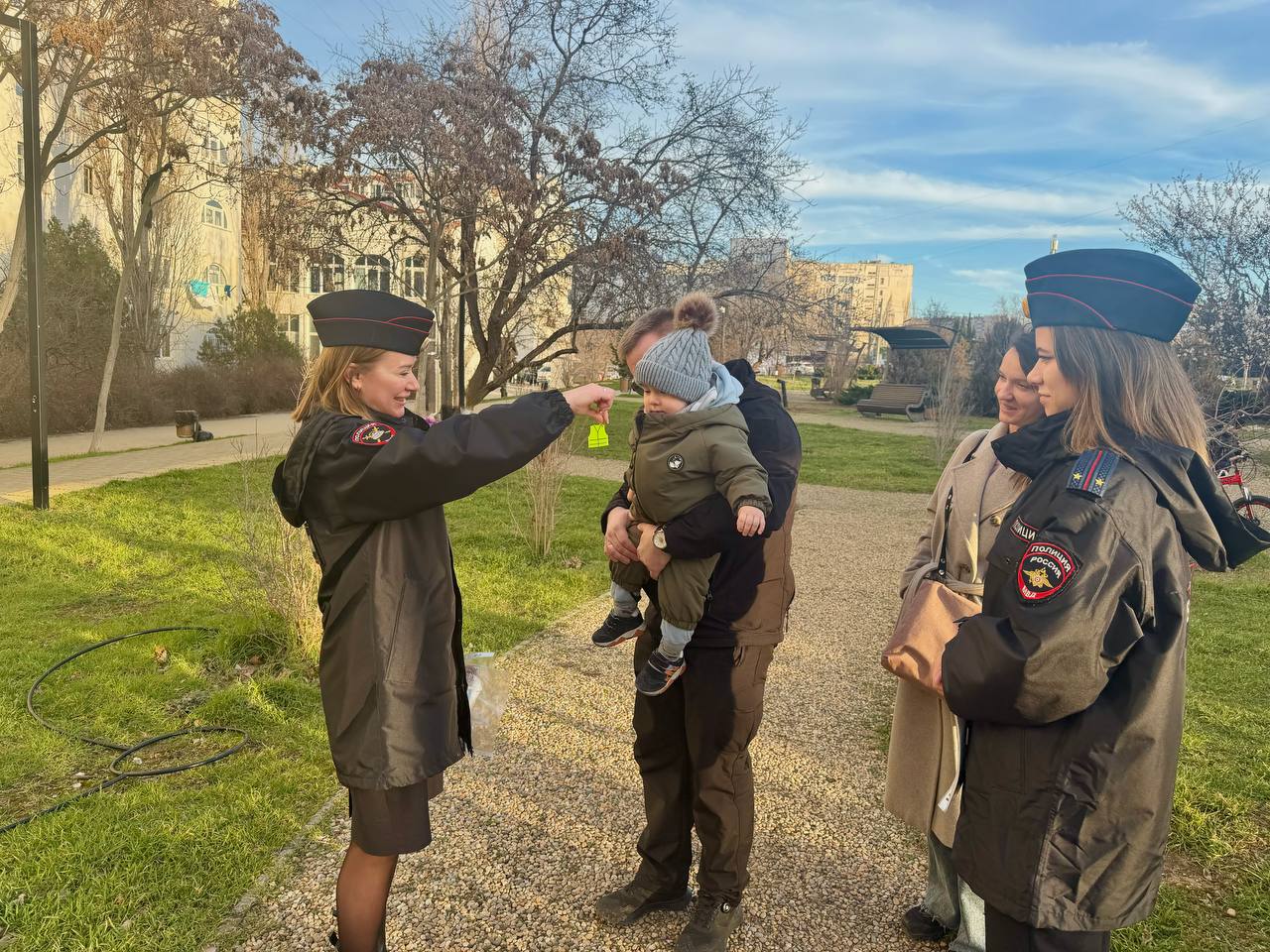 Полицейские организовали для горожан уроки безопасности в севастопольских парках Полицейские организовали для горожан уроки безопасности в севастопольских парках