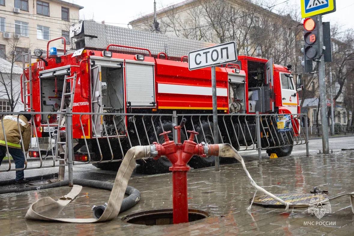 Спасли четверых студентов и преподавателя – условно, в рамках учений МЧС России в Севастополе Спасли четверых студентов и преподавателя – условно, в рамках учений МЧС России в Севастополе