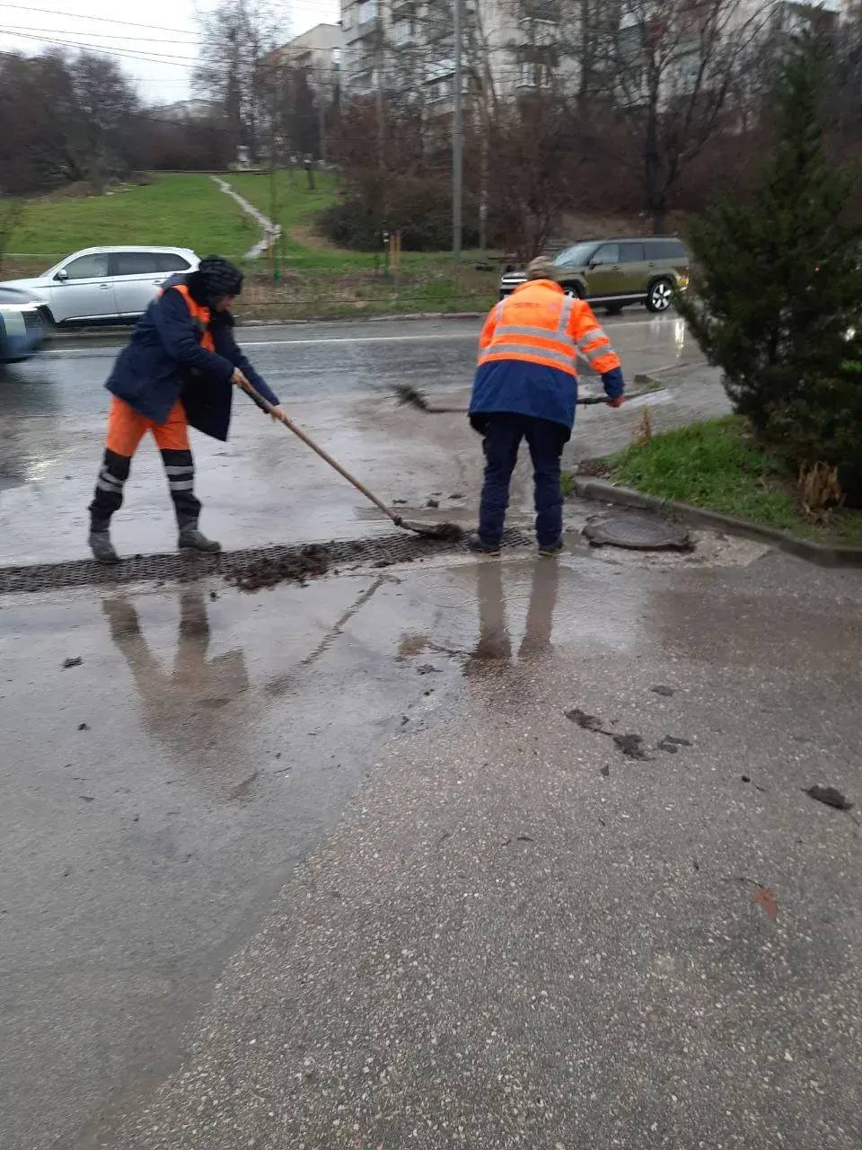Коммунальщики расчищают ливневки Севастополя от грунта и листвы Коммунальщики расчищают ливневки Севастополя от грунта и листвы