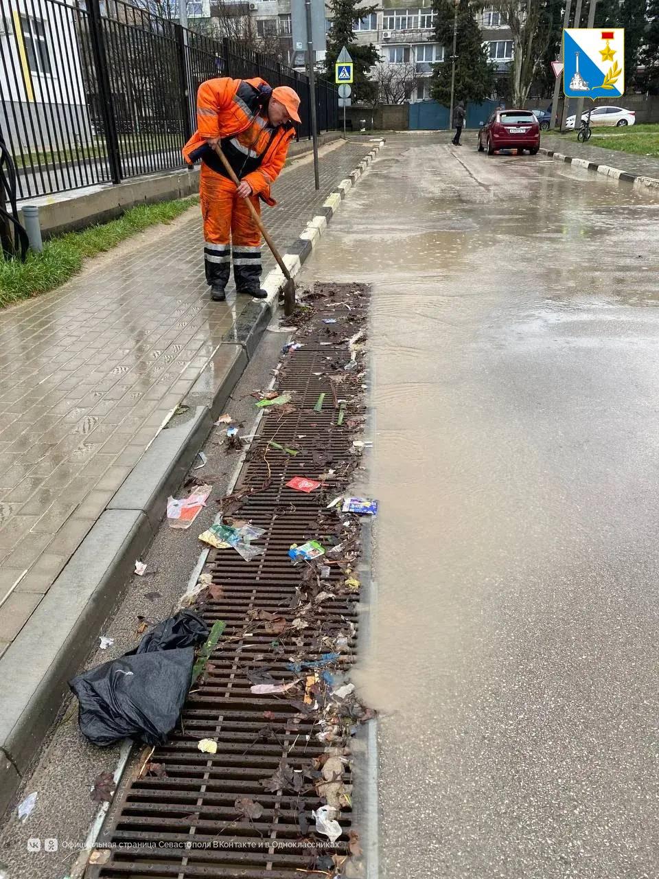 Севавтодор в усиленном режиме расчищает ливневки в Севастополе Севавтодор в усиленном режиме расчищает ливневки в Севастополе