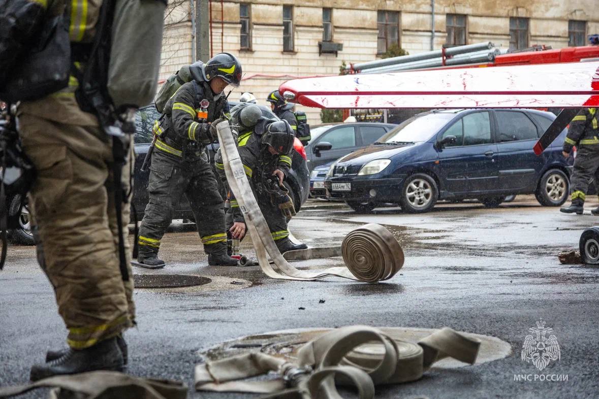 Спасли четверых студентов и преподавателя – условно, в рамках учений МЧС России в Севастополе Спасли четверых студентов и преподавателя – условно, в рамках учений МЧС России в Севастополе