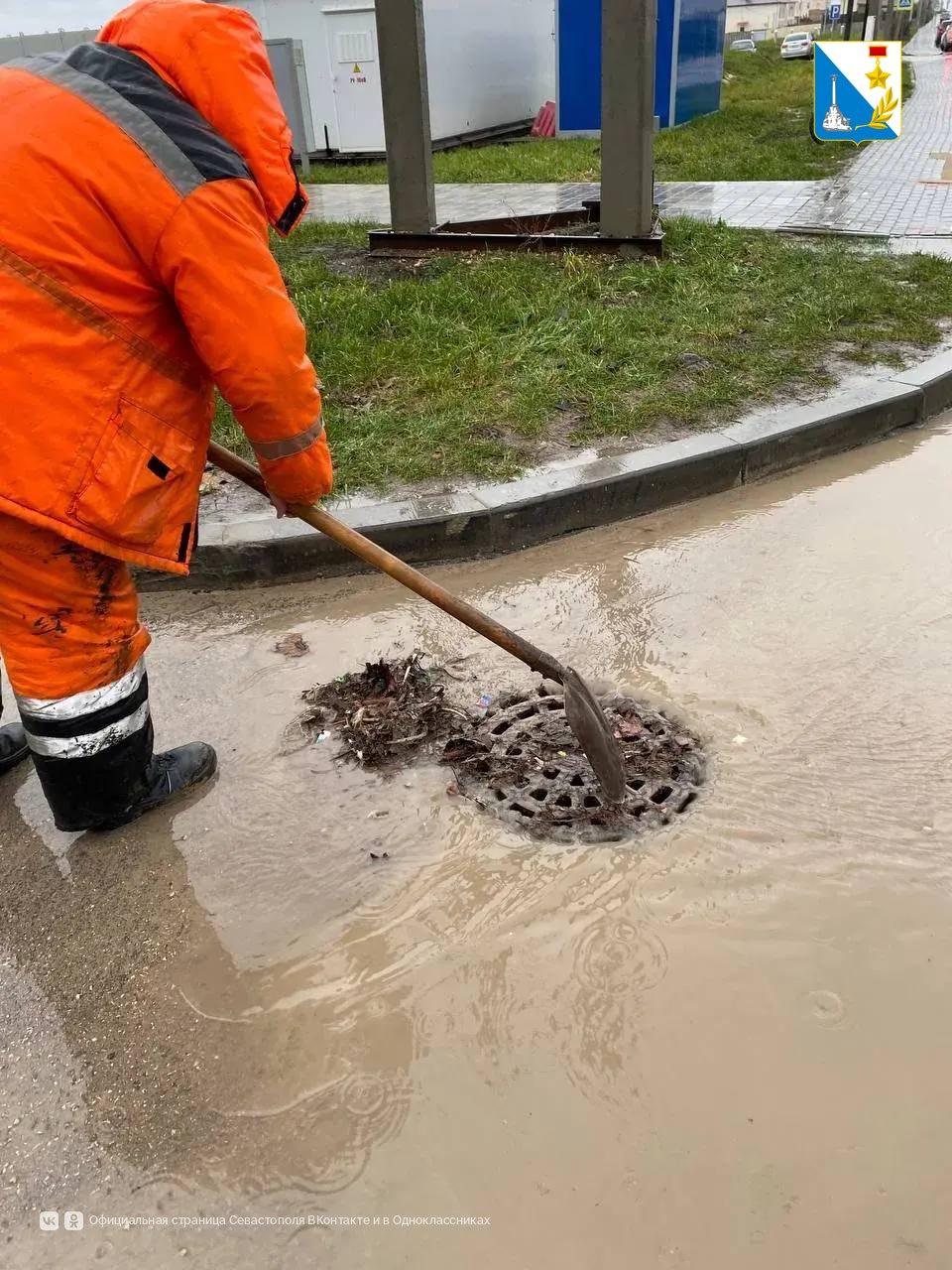 Севавтодор в усиленном режиме расчищает ливневки в Севастополе Севавтодор в усиленном режиме расчищает ливневки в Севастополе