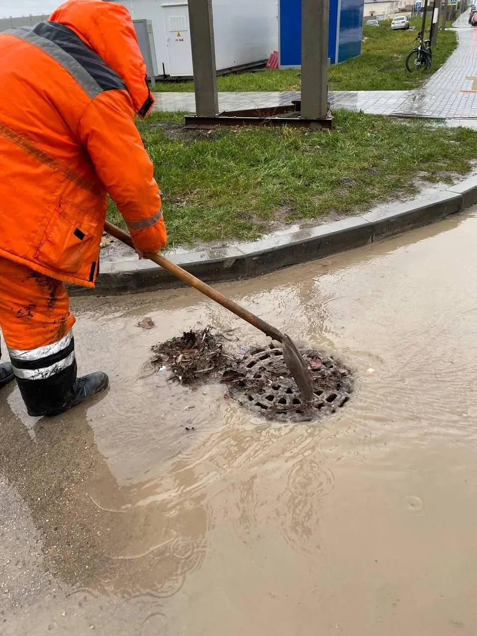 Бригады «Севавтодора» расчищают ливневую и лотки с водоприемниками от листвы и грунта Бригады «Севавтодора» расчищают ливневую и лотки с водоприемниками от листвы и грунта