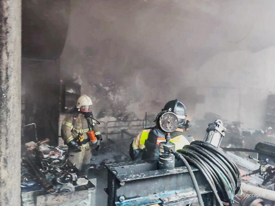 Пожар в ремонтной мастерской на Камышовом шоссе тушат севастопольские огнеборцы Пожар в ремонтной мастерской на Камышовом шоссе тушат севастопольские огнеборцы