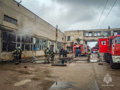 Пожар в мастерской тушат севастопольские огнеборцы МЧС России