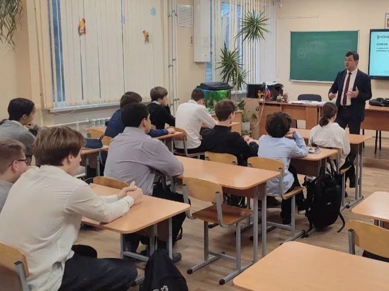 Школьникам — о важном. Департамент внутренней политики регулярно проводит встречи с молодежью, направленные на повышение их осведомленности о важности гражданского единства и профилактики экстремизма