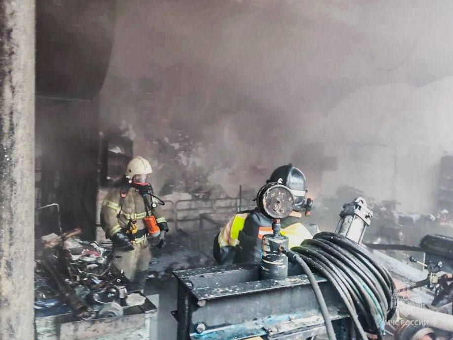 Пожар в районе Камышового шоссе тушат специалисты МЧС Росиии Пожар в районе Камышового шоссе тушат специалисты МЧС Росиии