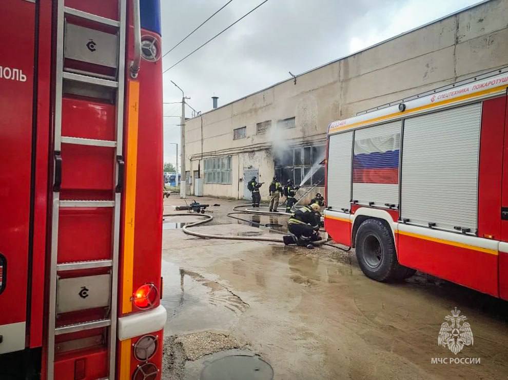 Пожар в районе Камышового шоссе тушат специалисты МЧС Росиии