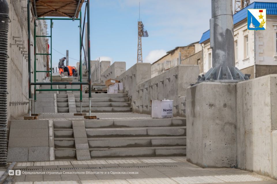 Тротуары на лестничных сходах улицы Адмирала Октябрьского готовы на 40%