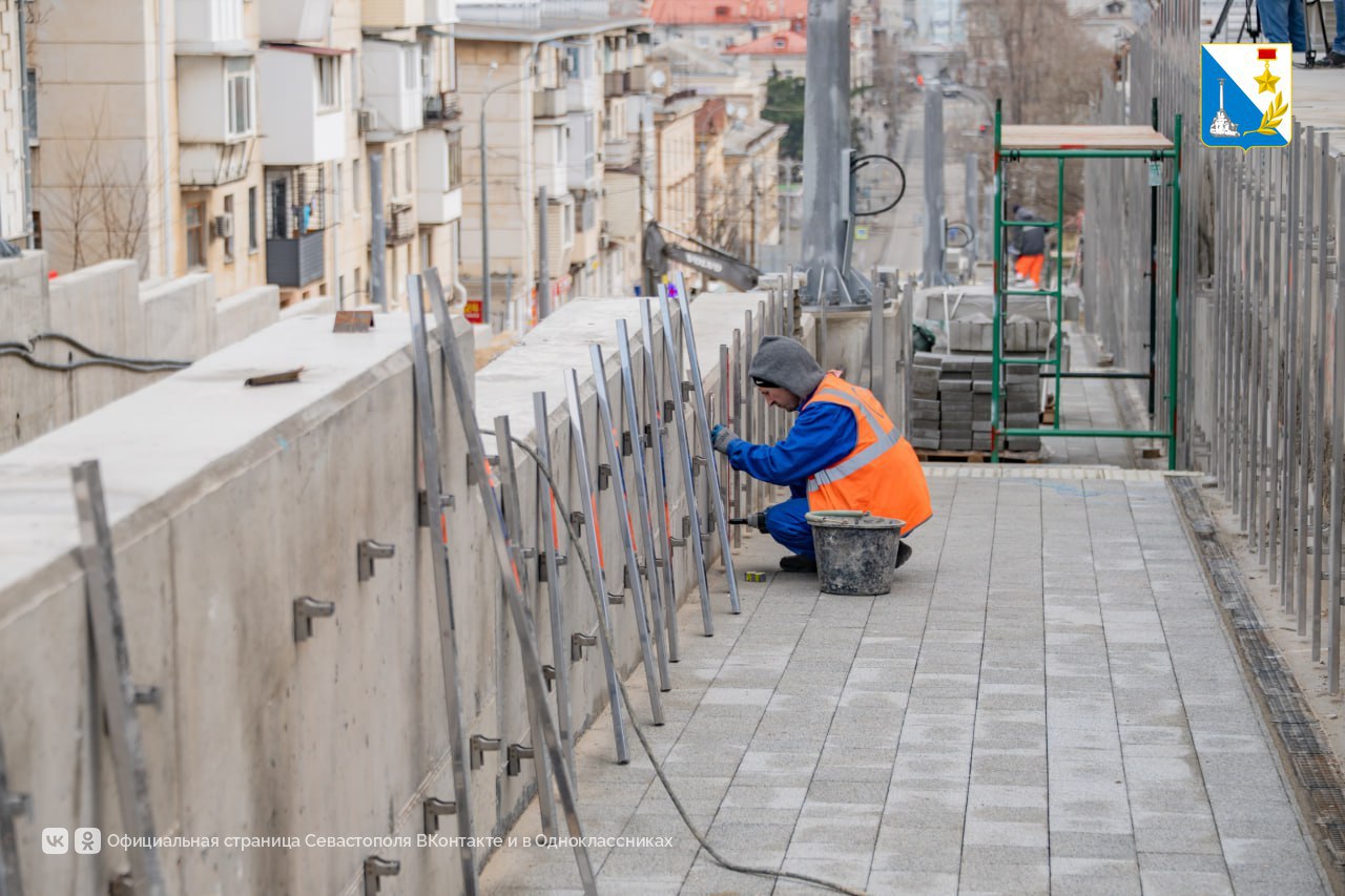 Тротуары на лестничных сходах улицы Адмирала Октябрьского готовы на 40% Тротуары на лестничных сходах улицы Адмирала Октябрьского готовы на 40%