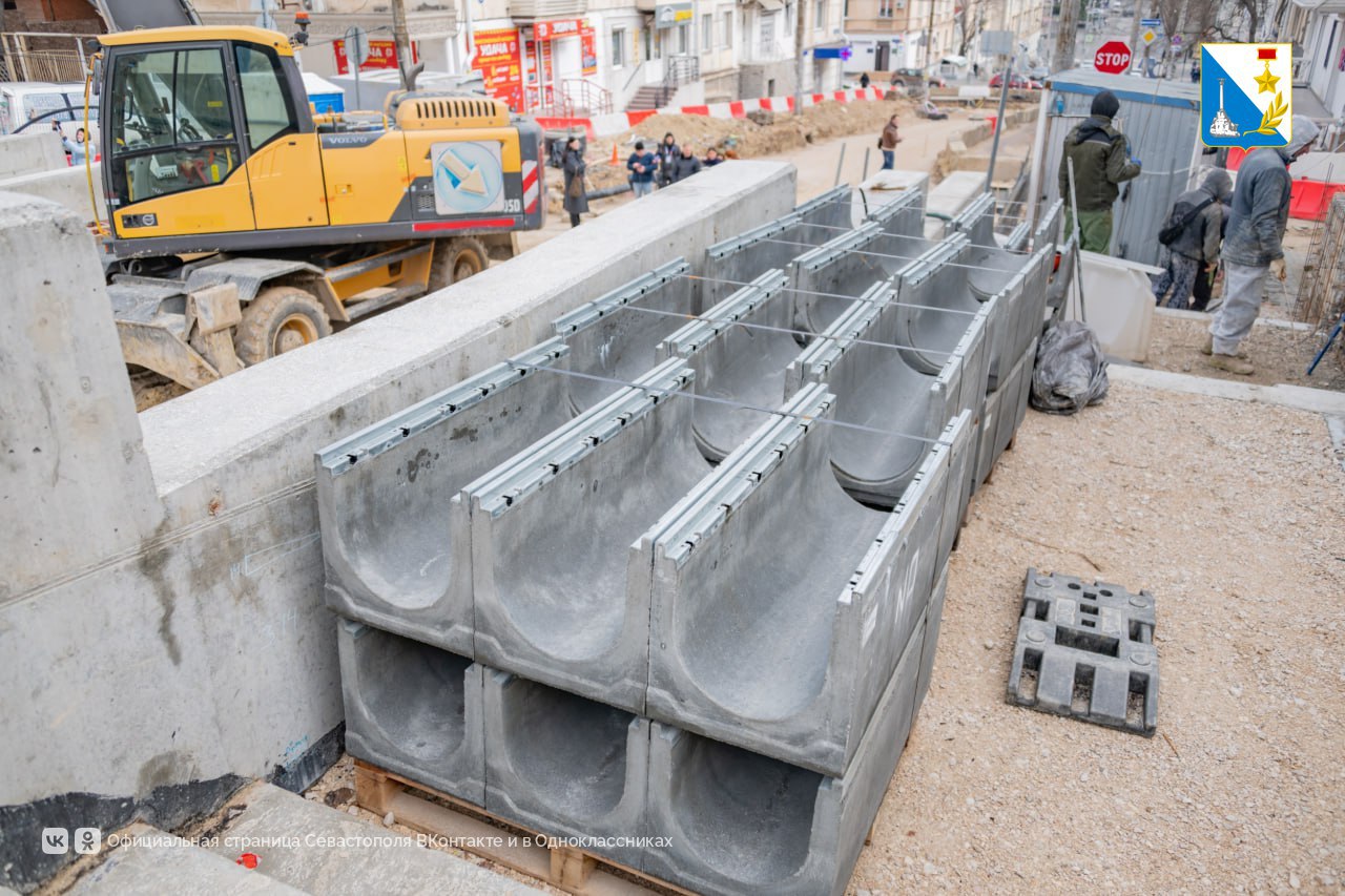 Тротуары на лестничных сходах улицы Адмирала Октябрьского готовы на 40% Тротуары на лестничных сходах улицы Адмирала Октябрьского готовы на 40%