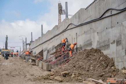 Михаил Развожаев: Продолжаем капремонт подпорных стен на улице Адмирала Октябрьского: тротуары на лестничных сходах готовы на 40%, а весь объект в целом — на 76%