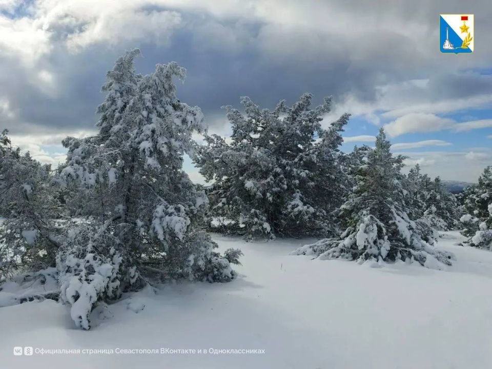 На участках Большой севастопольской тропы еще лежит снег