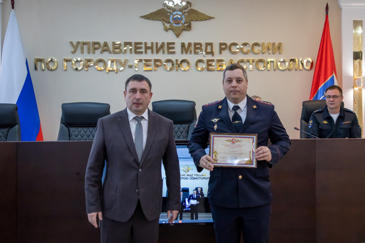 Начальник УМВД России по г.Севастополю генерал-майор полиции Сергей Сигунов поздравил экспертов-криминалистов с профессиональным праздником Начальник УМВД России по г.Севастополю генерал-майор полиции Сергей Сигунов поздравил экспертов-криминалистов с профессиональным праздником