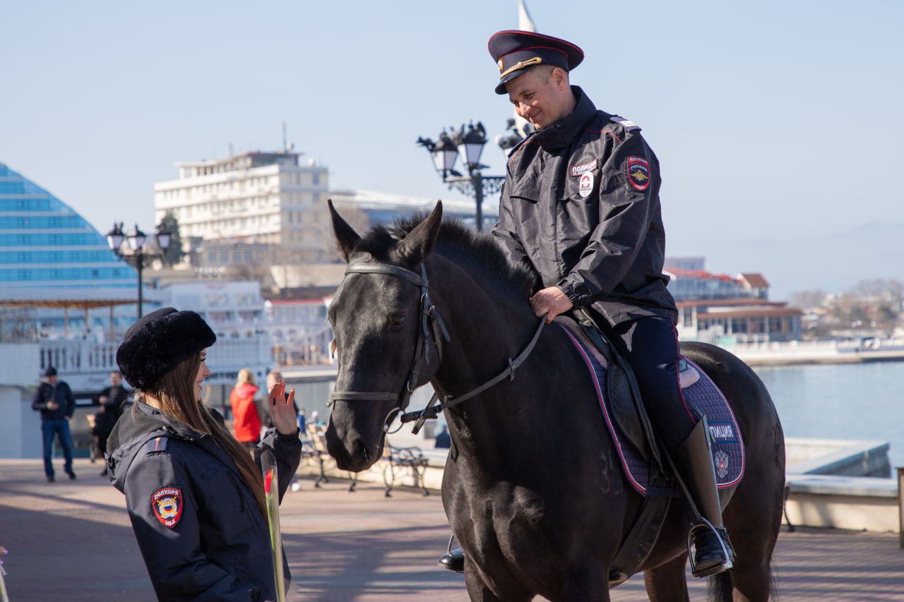 «8 марта – в каждый дом!»: севастопольские полицейские с общественником поздравили жительниц города с предстоящим Международным женским днём «8 марта – в каждый дом!»: севастопольские полицейские с общественником поздравили жительниц города с предстоящим Международным женским днём