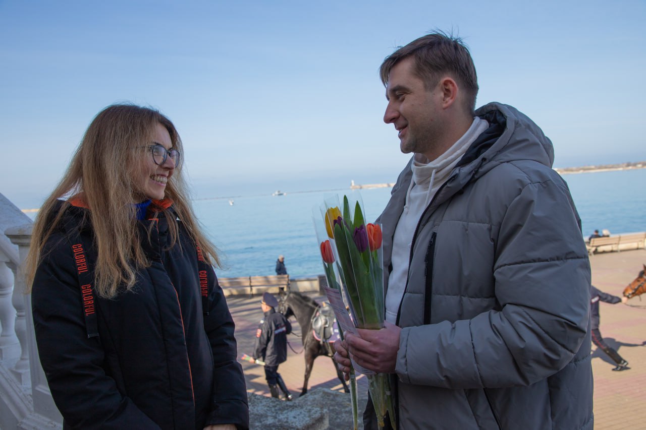 «8 марта – в каждый дом!»: севастопольские полицейские с общественником поздравили жительниц города с предстоящим Международным женским днём «8 марта – в каждый дом!»: севастопольские полицейские с общественником поздравили жительниц города с предстоящим Международным женским днём