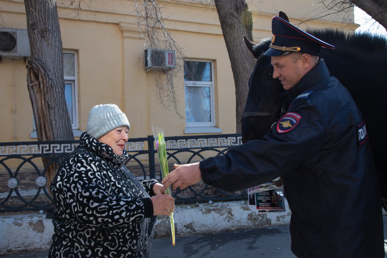 «8 марта – в каждый дом!»: севастопольские полицейские с общественником поздравили жительниц города с предстоящим Международным женским днём «8 марта – в каждый дом!»: севастопольские полицейские с общественником поздравили жительниц города с предстоящим Международным женским днём