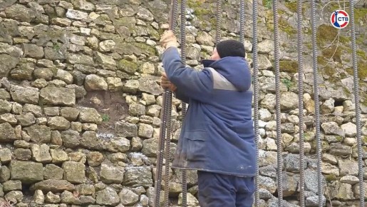 На улице Адмирала Макарова продолжается реконструкция аварийной подпорной стены